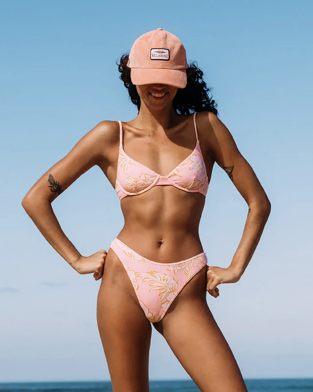 The Tropics Call Underwire Bikini Top - Feelin Peachy Halter top bikini, Elegant, Sexy, Comfortable The Tropics Call Underwire Bikini Top - Feelin Peachy Halter top bikini, Elegant, Sexy, Comfortable